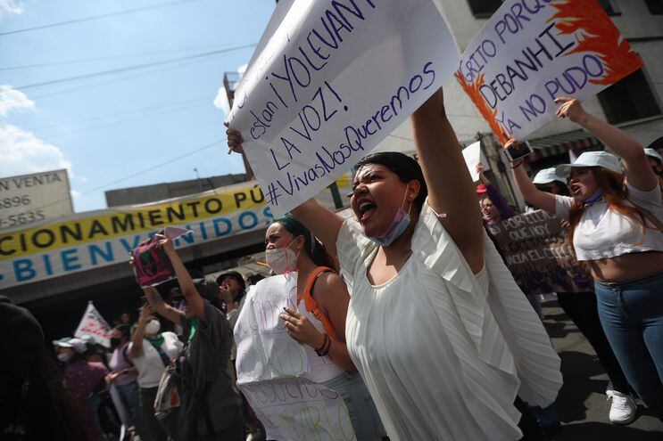 Colectivos feministas marchan durante una protesta contra las desapariciones y feminicidios, hoy en la Ciudad de México (México). Miles de feministas mexicanas protestaron este domingo diversas marchas en la capital para exigir justicia por el presunto feminicidio de Debanhi Escobar, joven de 18 años hallada muerta en el norte del país, en medio de una ola de asesinatos y desapariciones de mujeres. EFE/Sáshenka Gutiérrez