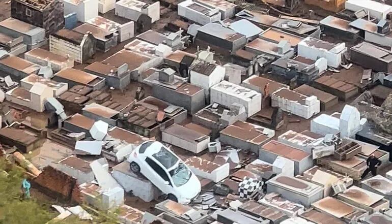 Sube a 13 las personas que murieron como consecuencia de un ciclón extratropical que en los últimos días ha causado graves estragos en el sur de Brasil, informaron fuentes oficiales.