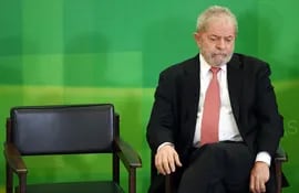 el-expresidente-brasileno-lula-da-silva-durante-la-ceremonia-de-jura-como-ministro-para-salvarlo-de-la-justicia-penal-acto-que-luego-fue-declarado-204826000000-1439870.jpg