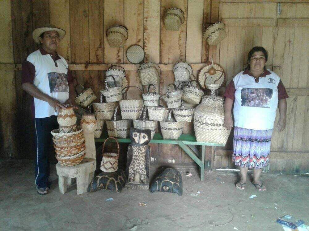 Doña Francisca con su marido Amancio Medina, que trabaja en tallado de madera para hacer figuras decorativas.