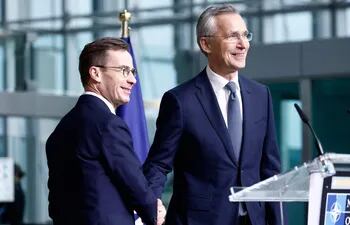 El secretario general de la OTAN, Jens Stoltenberg (a la derecha) y el primer ministro sueco Ulf Kristersson durante una conferencia de prensa este lunes en la sede central del Alianza en Bruselas, Bélgica.