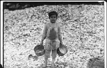 Manuel, recolector de ostras, 5 años de edad. Biloxi, Misisipi, 1911. Fotografía de Lewis Hine