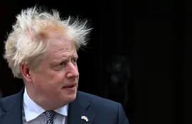 El renunciante primer ministro, Boris Johnson, luego de comunicar su dimisión, frente al 10 Downing Street. (AFP)