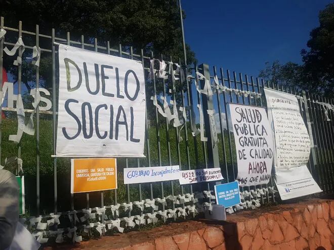 Duelo social en el Día Mundial de la Salud, frente a la sede central del Ministerio de Salud, en el centro de Asunción. Pusieron paños con los nombres de los muertos por coronavirus.