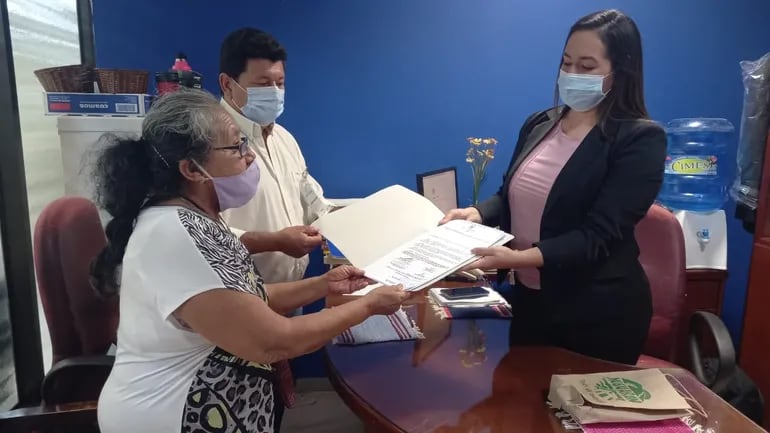 Rosalina Robles, recibe de Angélica Mariño, secretaria del diputado Jorge Avalos Mariño, la copia de la ley de la declaración de su pensión graciable