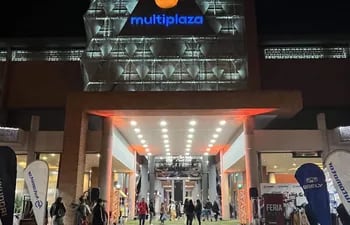 Sobre la transitada avenida de Eusebio Ayala, el Shopping Multiplaza se erige como un punto central de la ciudad de Asunción.