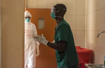 El ministro de Información de Uganda, Godfrey Kabyanga, indicó este viernes que se han registrado 65 casos de ébola desde que se declaró el brote actual el pasado 20 de septiembre, con 27 muertos.