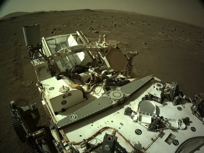 La nave de investigación Perseverance recorre del planeta Marte  (ilustración).