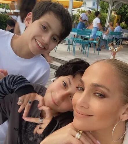 Los mellis Max y Emme cumplieron 15 años y mamá Jennifer López los saludó emocionada en las redes sociales.