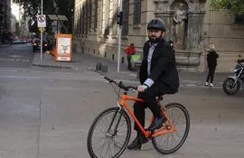 El president Gabriel Boric llega en bicicleta al palacio de La Moneda, en Santiago de Chile. Boric, lleva más de una semana acudiendo por las mañanas en bicicleta al palacio presidencial La Moneda, un hábito que decidió adoptar para "mejorar su salud" y luchar contra "algo de sobrepeso". (EFE)