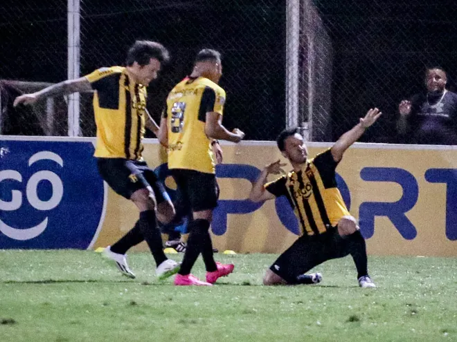 Néstor Camacho (d), jugador de Guaraní, celebra un gol en el partido contra Cerro Porteño en el torneo Clausura 2023 del fútbol paraguayo en el estadio Rogelio Silvino Livieres, en Asunción.