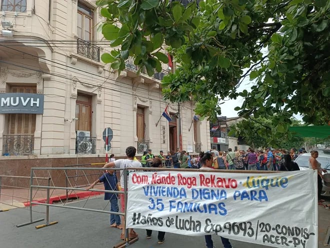 Miembros de organizaciones sociales de diferentes puntos del país reclaman al ministro Juan Carlos Baruja el cumplimiento de sus promesas de viviendas sociales.
