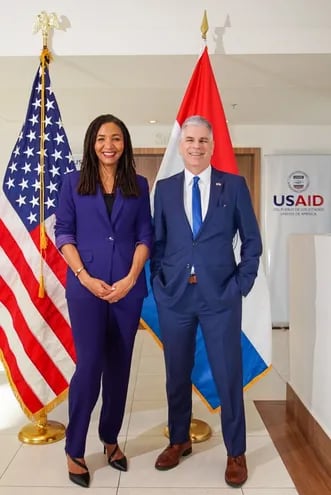 La administradora Adjunta de la Usaid, Paloma Adams-Allen, posa con el embajador de Estados Unidos, Marc Ostfield.