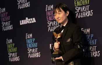 La cineasta Celine Song posa con el premio Spirit a la mejor dirección que recibió por "Vidas pasadas", el domingo en Santa Mónica, California.