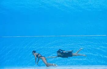 La entrenadora Andrea Fuentes rescata a su pupila Anita Alvarez del fondo de la piscina, durante su nado artístico en solitario, en los Mundiales de natación de Budapest.