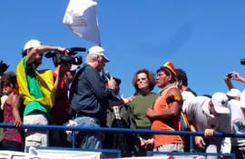 James Cameron y Sigourney Weaver con el cacique Luiz Xipaia apoyando la lucha de los kayapó contra el megaproyecto de Belo Monte, del segundo gobierno de Lula, Brasilia, 12 de abril de 2010.