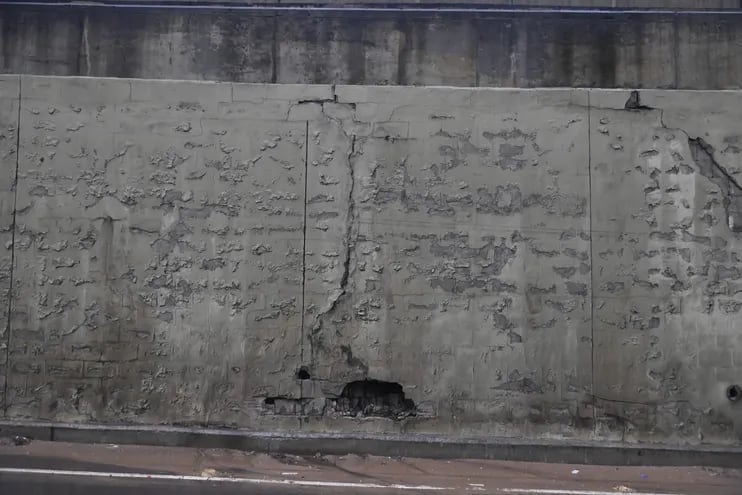 Las grietas en la pared del túnel del superviaducto ponen en peligro a los automovilistas. El MOPC prometió repararlas desde la fecha con una empresa.
