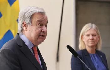 El secretario general de la ONU, Antonio Guterres (i) y la premier sueca, Magdalena Andersson (d). (EFE/EPA)