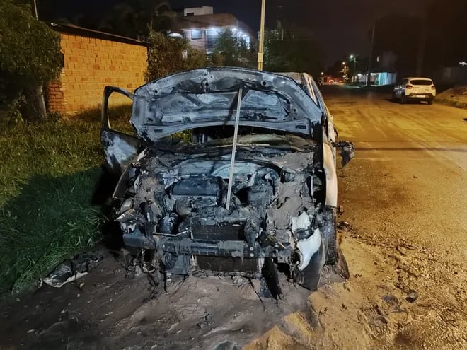 Este automóvil se incendió en plena calle en el barrio Laguna Grande de la ciudad Luque.