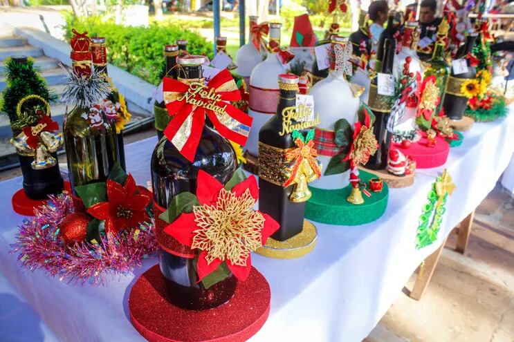 Atractivos obsequios para estas fiestas por fin de año se pueden adquirir en la feria navideña en Villarrica.