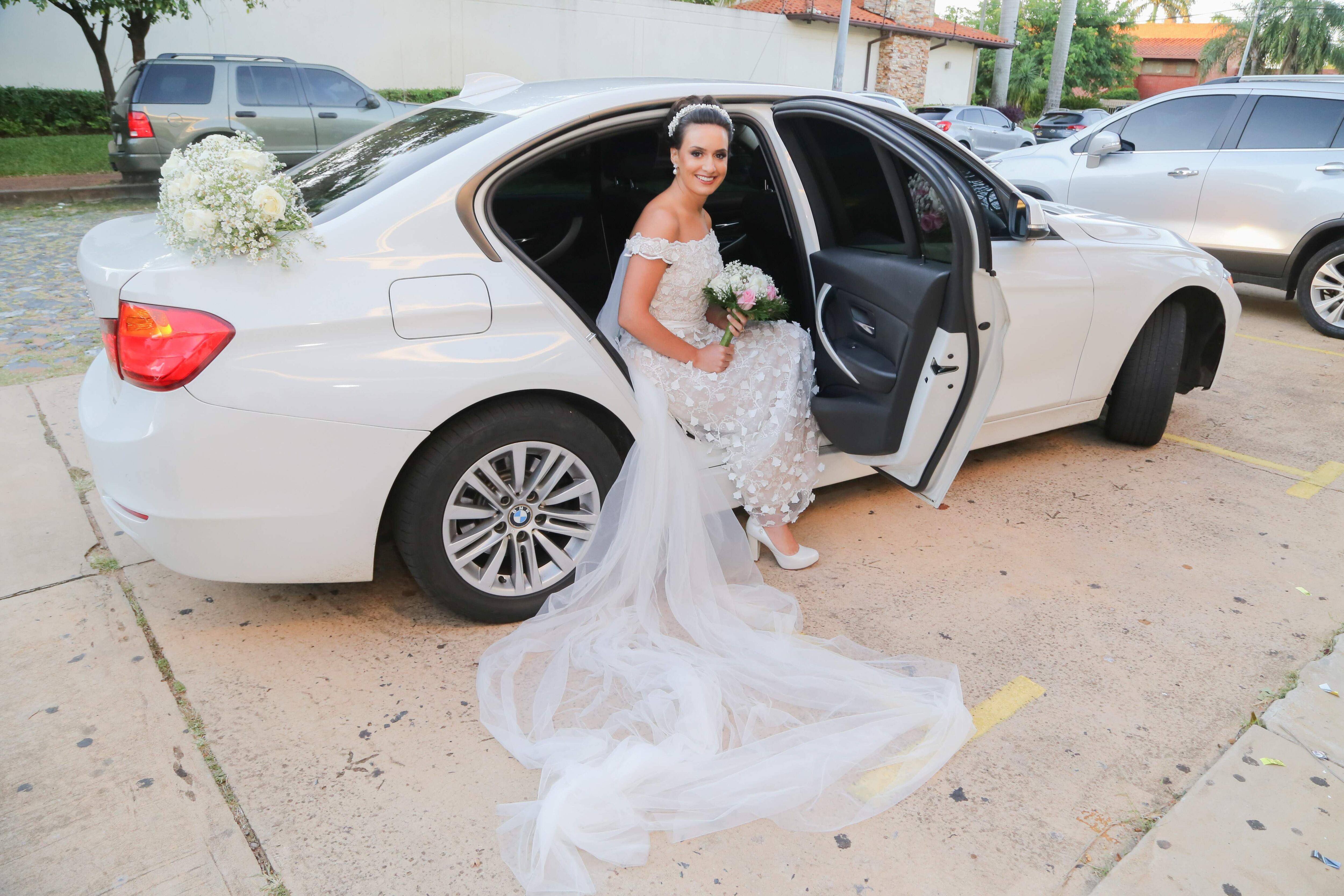 La novia lució hermosa con vestido realizado en tul bordado 3D y plumetí, de corte sirena de escote hombros caídos diseñado y confeccionado por María Sonia Gauto. 
