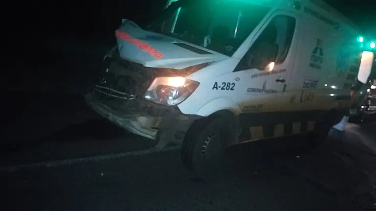 La ambulancia que transportaba un paciente con covid chocó contra una motocarro.