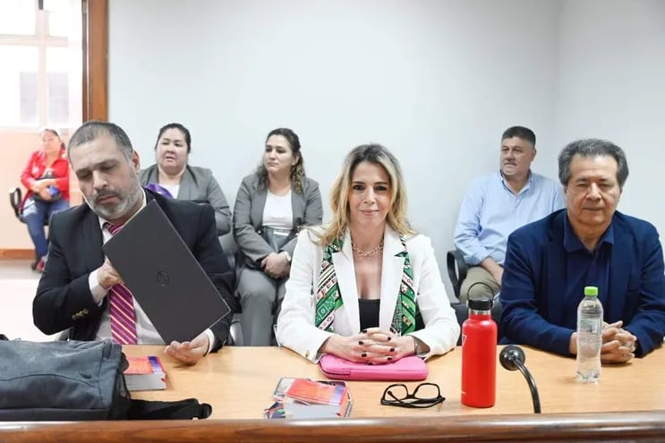 El medico acusado Aurelio Espínola Caballero (der.) con sus abogados Mario Elizeche y Paola Vilallba, en la sala de juicio.