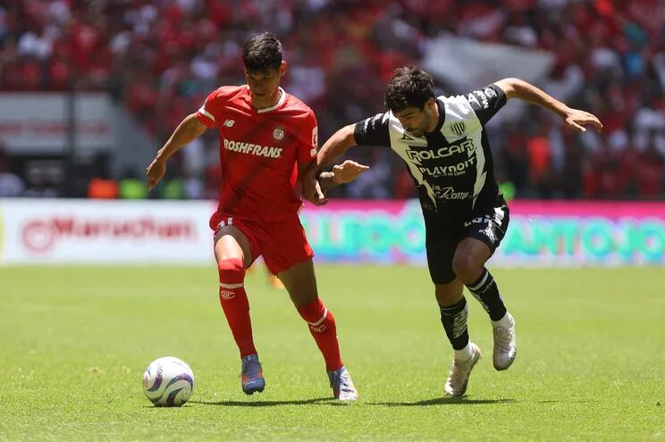 Robert Morales (i) del Toluca disputa un balón con Vicente Poggi del Necaxa, durante un partido de la jornada 1 del torneo Apertura 2023 de la Liga MX del fútbol mexicano, disputado en el estadio Nemesio Diez, en Toluca (México). EFE/AlexCruz