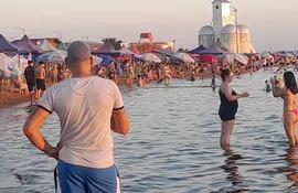 Turistas en la Playa San José en viernes Santo.