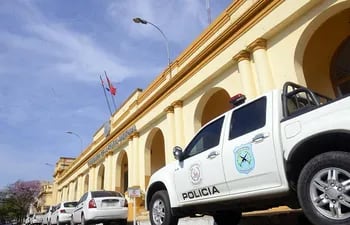 moviles-de-la-policia-estacionados-frente-al-local-de-la-comandancia-sobre-la-calle-el-paraguayo-independiente-en-la-capital-del-pais--220726000000-1482760.jpg