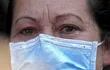Una mujer usa una mascarilla tapabocas como medida de prevención contra el coronavirus.