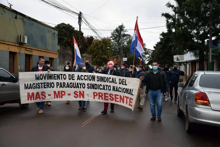 Los docentes de la zona noreste de Caazapá en marcha por las calles de San Juan Nepomuceno.