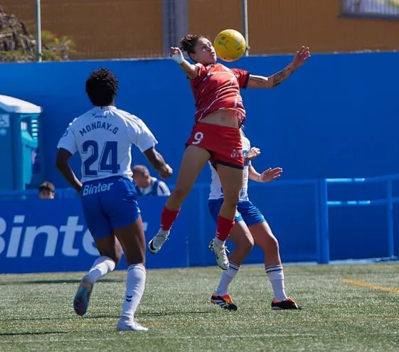 Jessica Martínez salta para controlar el balón con el pecho, durante el partido de ayer.