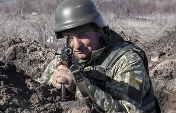 Militares ucranianos asisten a sus posiciones en Kharkiv, Ucrania, el 23 de marzo de 2022.