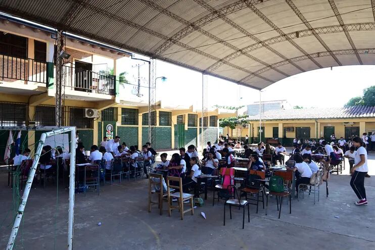 Alumnos de unas cinco secciones de la escuela y colegio Irma Clara Piacentini dan clases bajo el tinglado ante la falta de salones de clase.