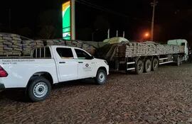 Tres camiones con presunta carga ilegal de cemento fueron retenidos por las autoridades en Salto del Guairá.