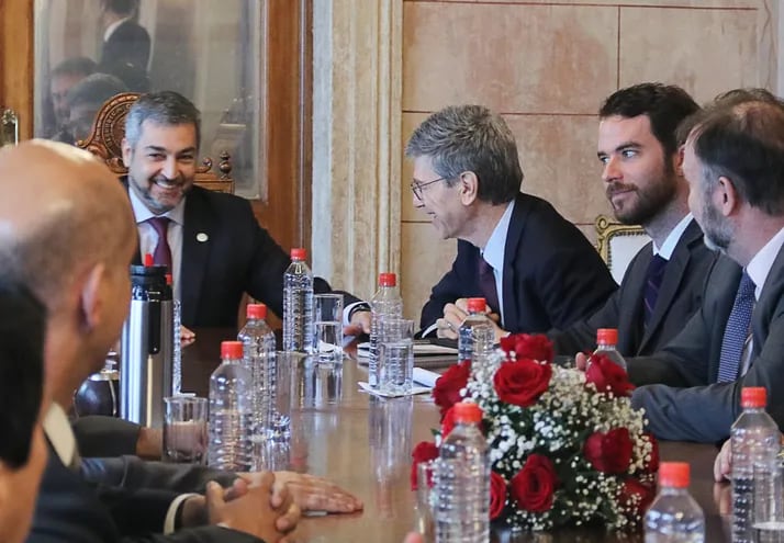 Reunión del presidiente Mario Abdo Benítez y su gabinete con el economista Jeffrey Sachs.