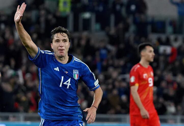 Federico Chiesa celebra uno de los dos goles que marcó ayer para Italia, que le ganó 5-2 a Macedonia del Norte y definirá su clasificación el lunes ante Ucrania en la última fecha.