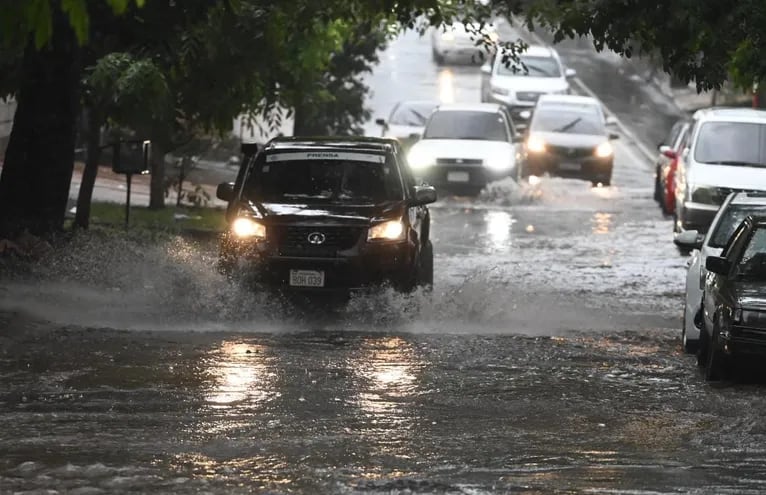 Lluvia en Asunción y raudales.