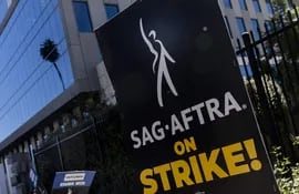 Miembros de SAG-AFTRA protestan frente a la sede de Netflix en Los Ángeles.