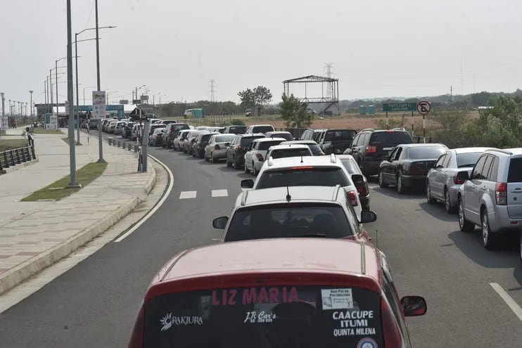 En la Costanera de Asunción, los automovilistas comenzaron a formarse en las primeras horas de la madrugada.