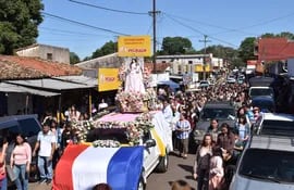 La imagen de la Virgen del Rosario pasa en procesión por el mercado municipal de la ciudad de Itauguá.