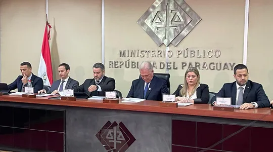El fiscal general Emiliano Rolón (en el centro) y los fiscales vinculados a la investigación en Paraguay del asesinato de Marcelo Pecci.