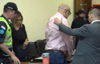 Óscar "Ñoño" Núñez, esposado es sacado de la sala de juicio para se trasladado a la cárcel.