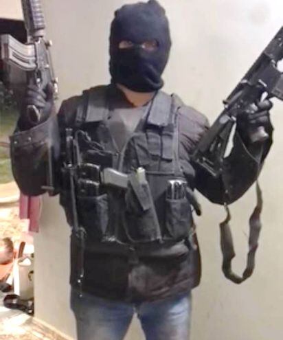 El hombre armado que aparece en el video que contiene la amenaza.
