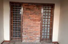 Una familia tuvo que cubrir con ladrillos el espacio en donde debería estar la puerta que fue robada
