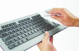 limpiando-el-teclado-de-la-computadora-210627000000-1143691.jpg