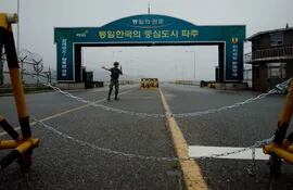 un-soldado-surcoreano-en-un-puesto-de-control-que-conduce-a-kaesong-afp-224706000000-576083.jpg