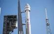 Fotografía cedida por la NASA donde se muestra el cohete Atlas V de United Launch Alliance con la nave espacial CST-100 Starliner de Boeing a bordo mientras sale de la Instalación de Integración Vertical hacia la plataforma de lanzamiento en el Complejo de Lanzamiento Espacial 41 en Cabo Cañaveral, Florida.
