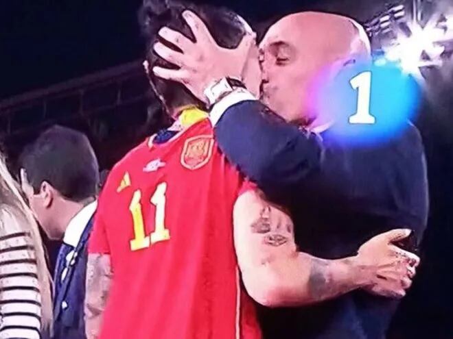 Luis Rubiales da un beso no consentido a la futbolista Jennifer Hermoso.